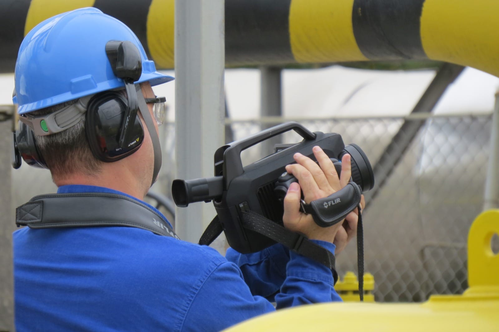 Inspeção com câmera termográfica FLIR em área industrial